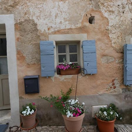 روستريل Sous Le Chateau المظهر الخارجي الصورة