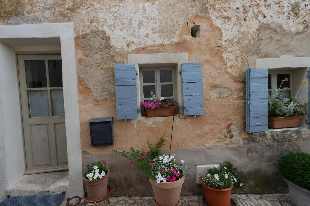 روستريل Sous Le Chateau المظهر الخارجي الصورة